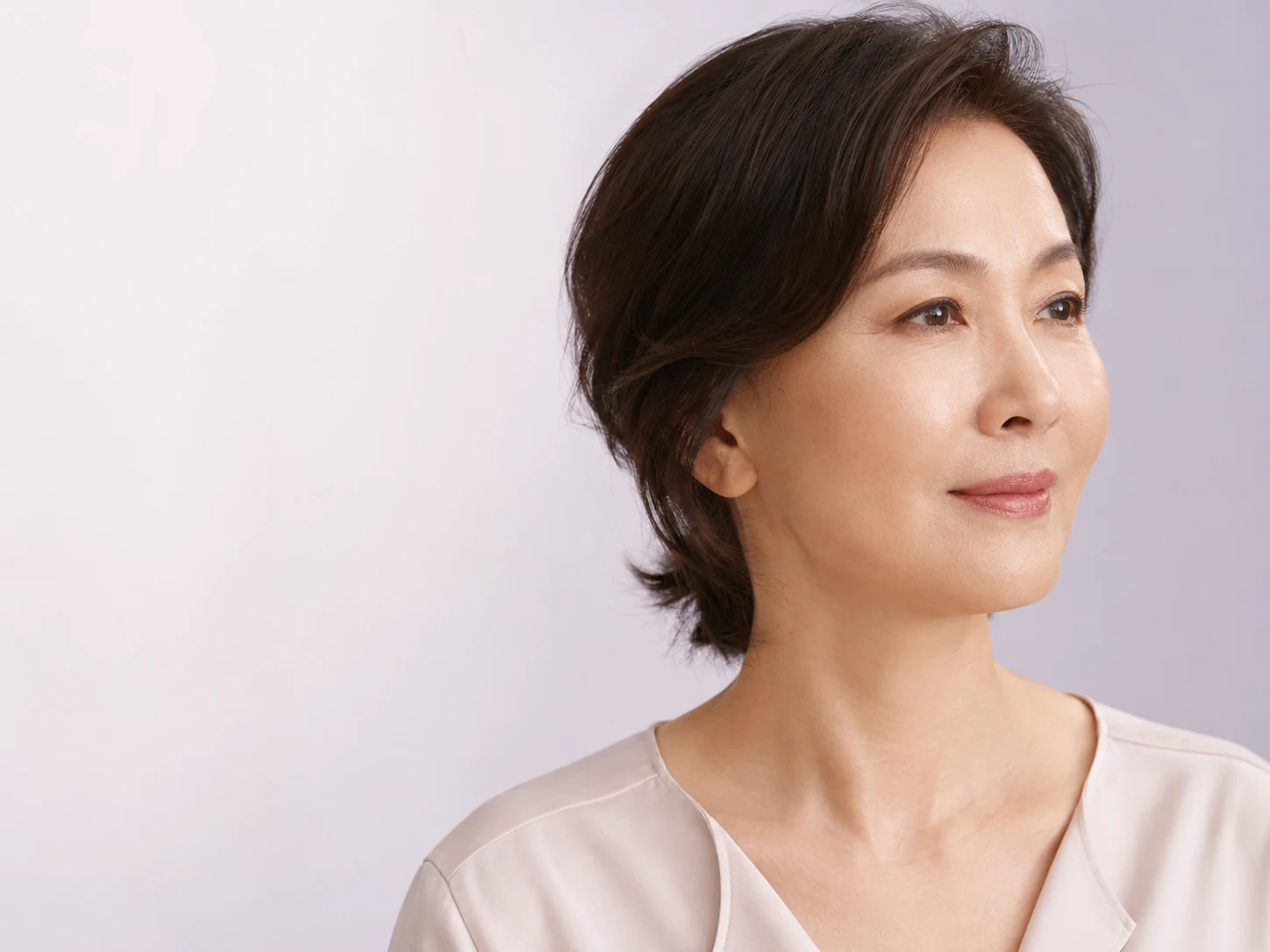 자연스럽게 정돈된 얼굴선과 목선을 표현한 중년 여성 연출 이미지