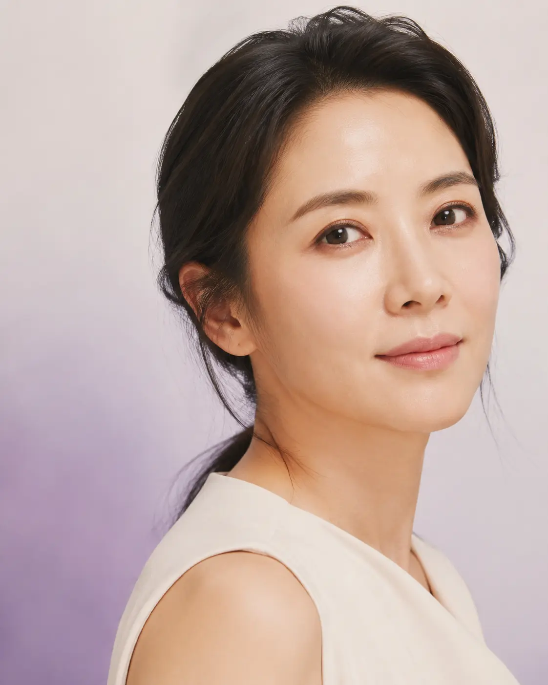눈 밑 굴곡이 자연스럽고 편안한 인상의 성인 여성 연출 이미지