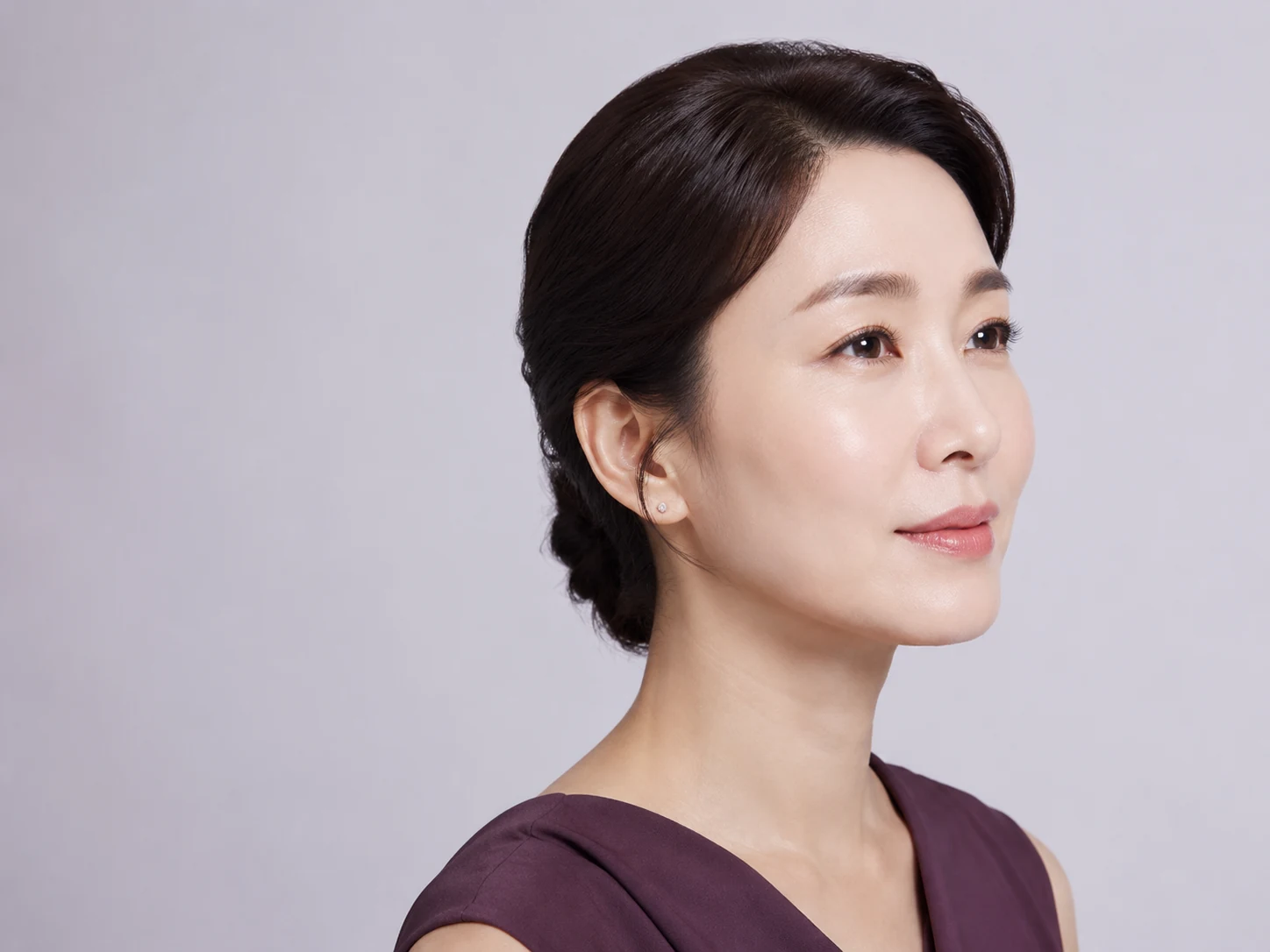 자연스럽게 정돈된 볼과 턱선을 표현한 중년 여성 연출 이미지