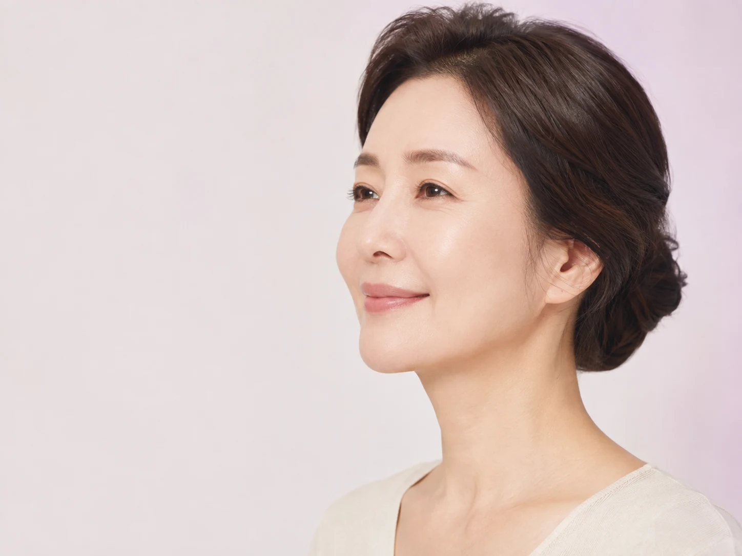 부드럽게 정돈된 볼과 턱선의 중년 여성 연출 이미지