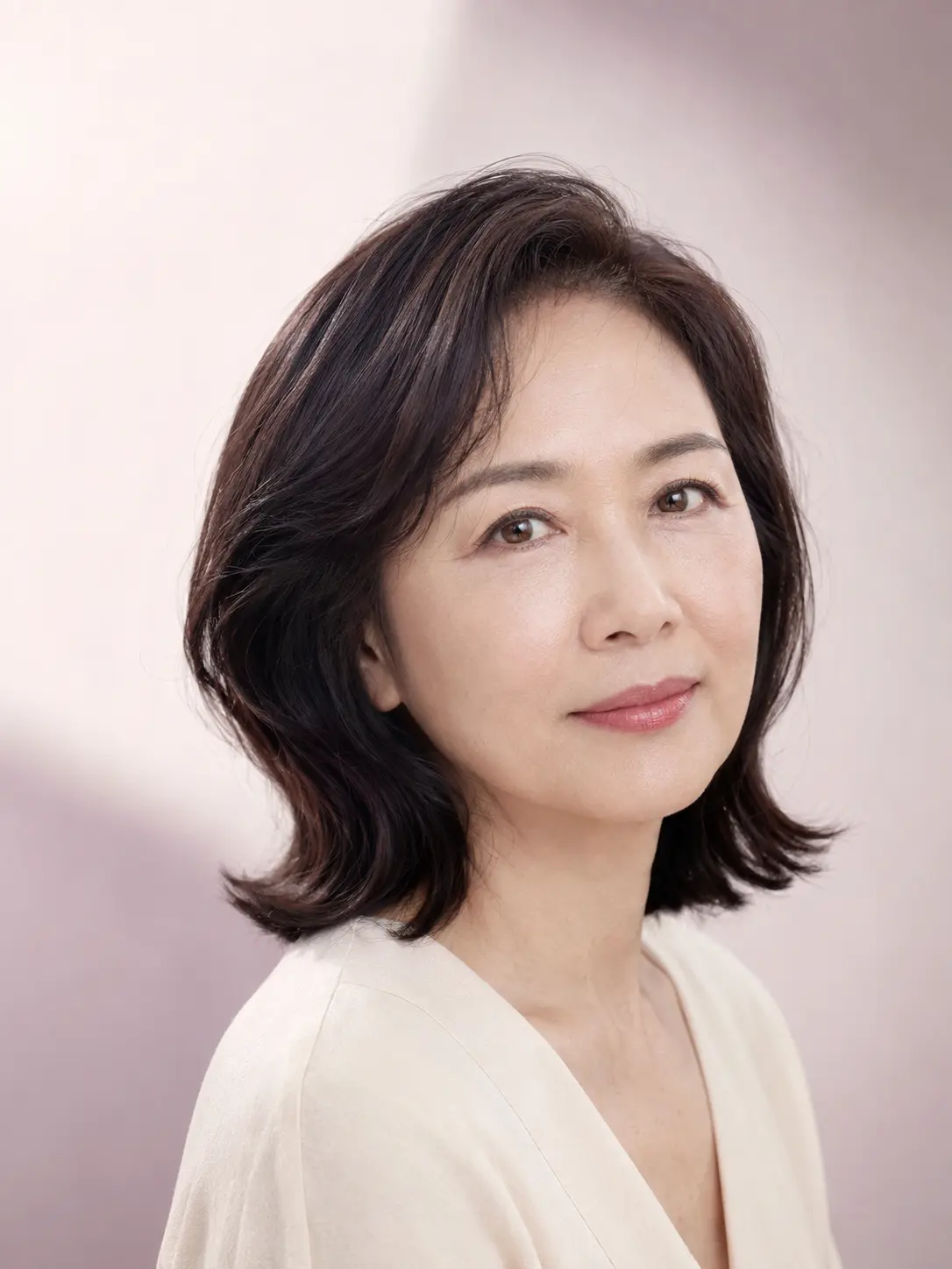 자연스럽고 편안한 눈매의 중년 여성 연출 이미지
